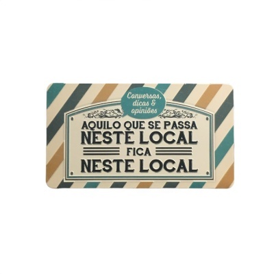 Placa decorativa com texto em português sobre confidencialidade em tons azul e bege