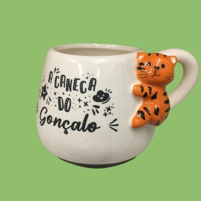 Caneca branca com texto e gato laranja na alça