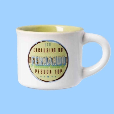 Caneca branca com interior amarelo e texto 'USO EXCLUSIVO DO FERNANDO PESSOA TOP'