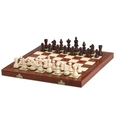 Conjunto de xadrez clássico com tabuleiro e peças de madeira