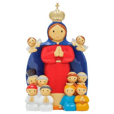 Estatueta colorida de figura feminina coroada com crianças à volta