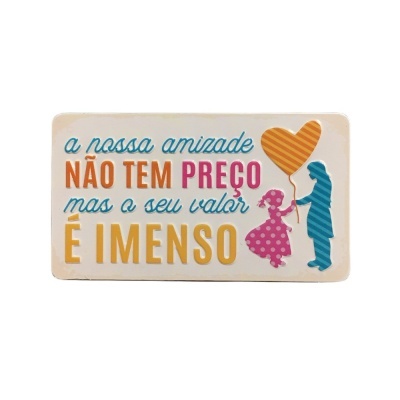 Placa decorativa com texto sobre amizade e ilustração de duas crianças com balão em forma de coração