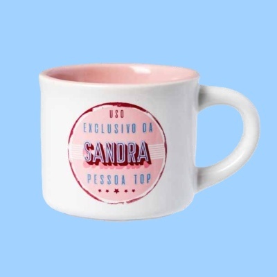 Caneca branca com interior rosa e texto personalizado