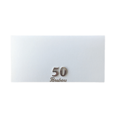 Etiqueta branca com número 50 prateado e texto Parabéns dourado