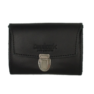 Carteira preta em pele com fecho metálico