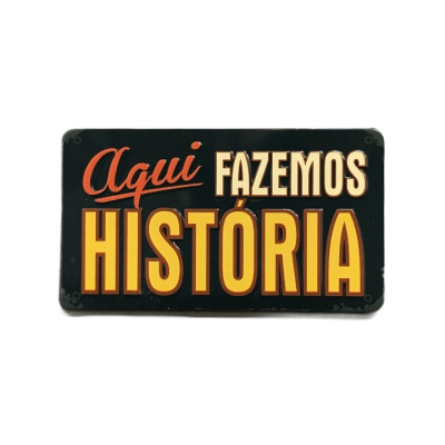 Placa decorativa com texto Aqui Fazemos HISTÓRIA em fundo preto e letras coloridas