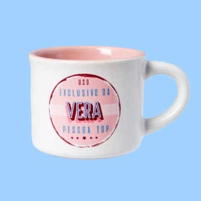 Caneca branca com interior rosa e texto personalizado