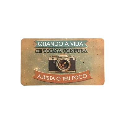 Placa decorativa com texto motivacional e imagem de câmara fotográfica vintage
