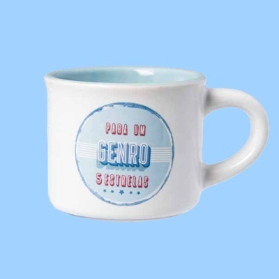 Caneca branca com interior azul claro e texto para um genro 5 estrelas