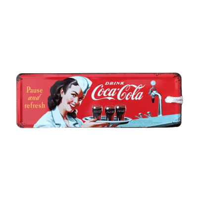 Placa metálica vermelha com imagem retro de mulher servindo Coca-Cola e texto promocional