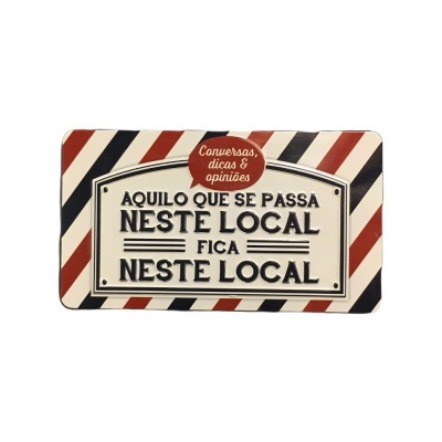 Placa decorativa com texto em português e padrão de riscas diagonais