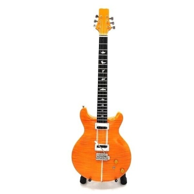 Guitarra elétrica laranja de madeira com detalhes brancos e suporte preto