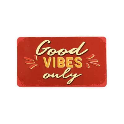 Tapete vermelho com a frase Good VIBES only em letras amarelas e douradas