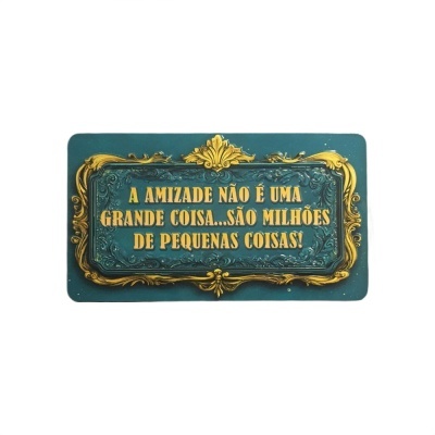 Placa decorativa verde com moldura dourada e texto sobre amizade