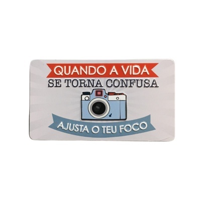 Tapete retangular com texto motivacional e imagem de máquina fotográfica