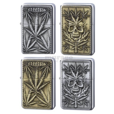 Quatro isqueiros metálicos com relevos de folhas de cannabis e caveiras, em dourado e prateado.
