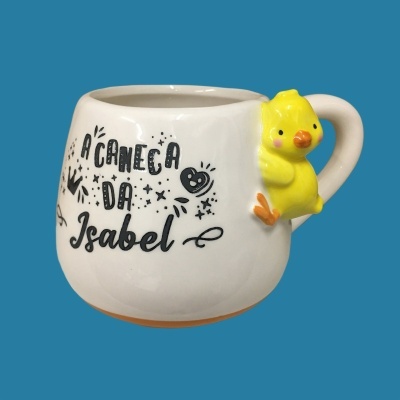 Caneca branca com asa de patinho amarelo e texto preto