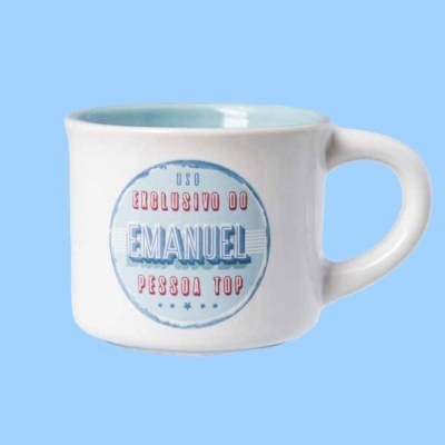 Caneca cerâmica branca com interior azul claro e texto colorido ao centro