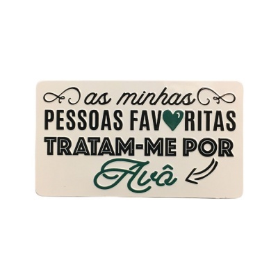 Placa decorativa com frase em português e design tipográfico