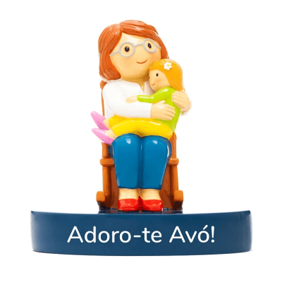 Figura decorativa de avó a abraçar criança com texto 'Adoro-te Avó!'