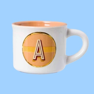 Caneca branca com letra A em esfera alaranjada