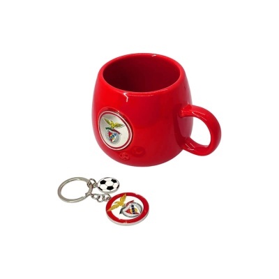 Caneca vermelha com emblema e porta-chaves com bola de futebol e emblema