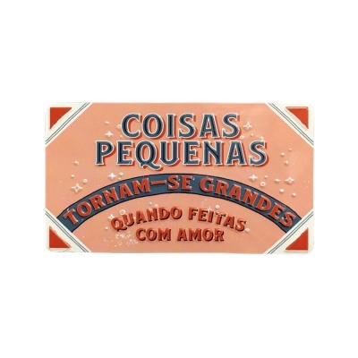 placa decorativa retangular com texto em português sobre amor