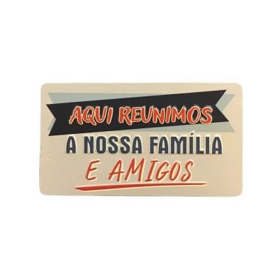 Placa decorativa com texto 'AQUI REUNIMOS A NOSSA FAMÍLIA E AMIGOS'