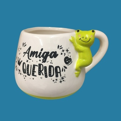 Caneca branca com figura de rã verde e escrita 'Amiga QUERIDA'