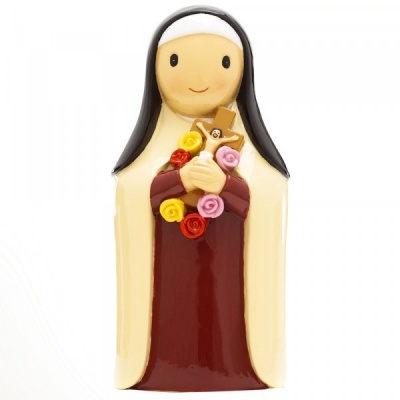 Escultura colorida de figura religiosa segurando cruz e flores