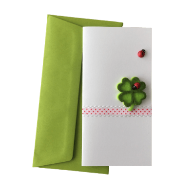Cartão branco decorado com trevo de feltro e joaninhas, com envelope verde
