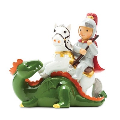 Figura de cavaleiro de armadura em cavalo branco a montar dragão verde.