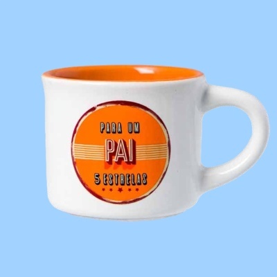 Caneca branca e laranja com texto para um pai 5 estrelas