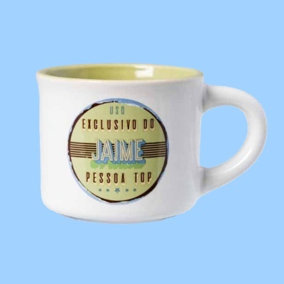 Caneca branca com interior amarelo claro e estampa personalizada com nome Jaime.