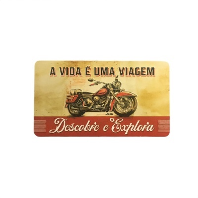 Placa decorativa com mota vermelha e texto em português