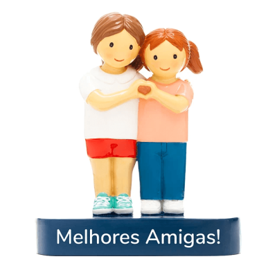 Figura decorativa de duas amigas a formar um coração com as mãos e base azul com texto 'Melhores Amigas!'