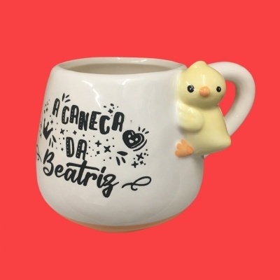 Caneca branca com texto e patinho amarelo na alça