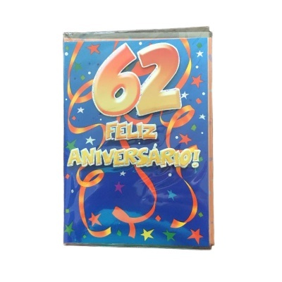 Cartão de aniversário azul com texto 62 FELIZ ANIVERSÁRIO e decoração colorida