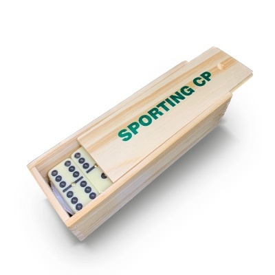 Dominós em caixa de madeira clara com texto SPORTING CP