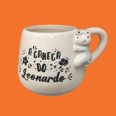 Caneca branca com texto preto e urso na pega