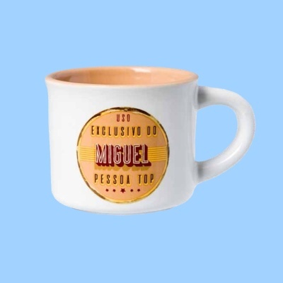 Caneca branca com interior cor de salmão e texto personalizado para Miguel