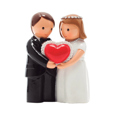 Figura decorativa de casal de noivos segurando coração vermelho
