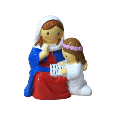 Figura decorativa cerâmica de duas personagens femininas, uma vestida de azul e vermelho e outra de branco com coroa de flores