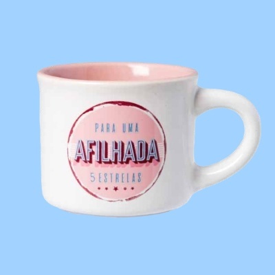 Caneca branca e rosa com texto para uma afilhada cinco estrelas