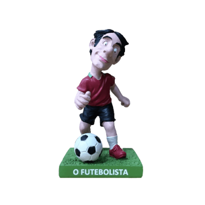 Figurinha decorativa de futebolista com bola e base verde com texto