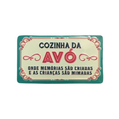 Placa decorativa metálica retangular com texto em português e moldura verde.