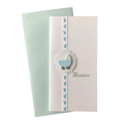 Cartão branco com carrinho de bebé azul e envelope azul claro