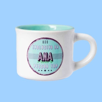 Caneca branca com interior azul clara e texto personalizado
