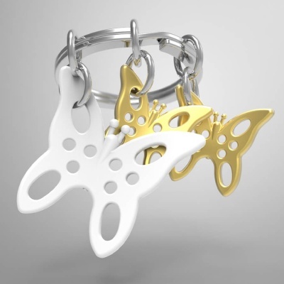 anel prateado com pendentes de borboleta douradas e branca