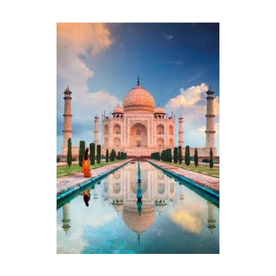 Taj Mahal com reflexão na água e céu azul